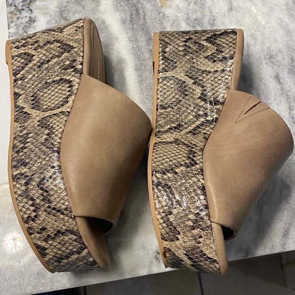 Size 6 Taupe open toe wedge with snake print heel - Picture 2 of 4
